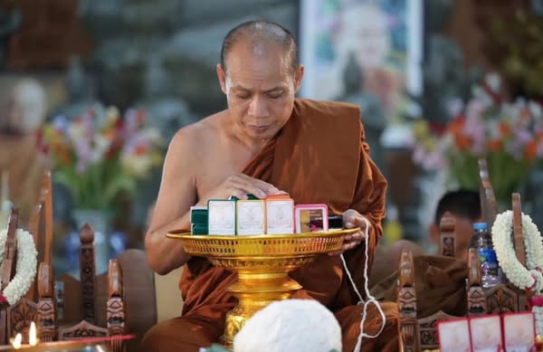 เหรียญหลวงพ่อจำรัส ปภัสสโร รุ่นสมบูรณ์ พูนทรัพย์ เนื้ออัลปาก้า หน้ากากทอง เลข ๘๓ /๑๔๙๐ รับประกันแท้ค่ะ🤍🤍
