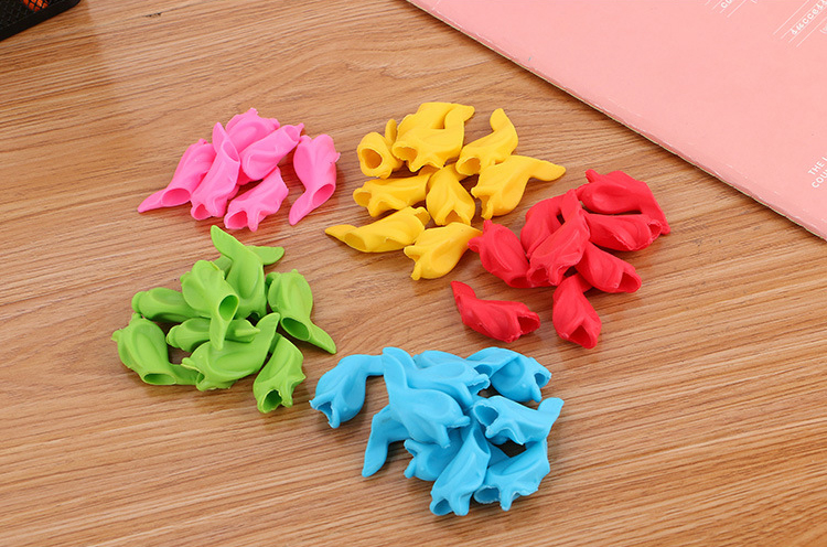 ปลอกจับดินสอ รูปปลา ชิ้นละ 1 บาท มี 2 สี (สุ่มสี) ✔️พร้อมส่ง Ohwowshop