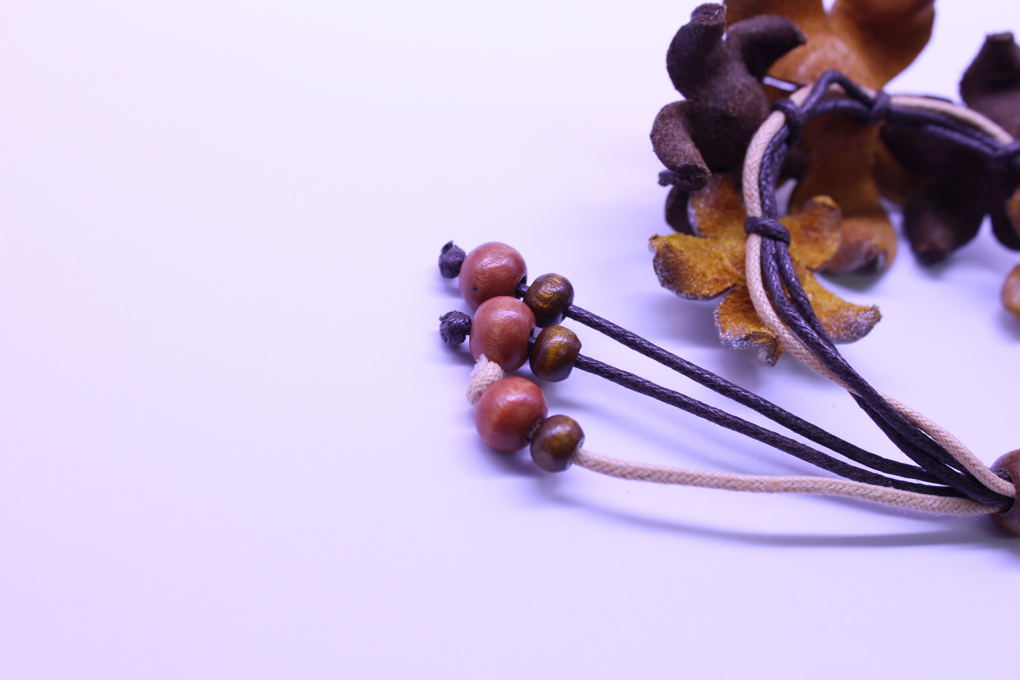 สร้อยข้อมือดอกบีบ5ดอกหนังแท้ทำมือ สายค็อตตอนลูกปัดไม้