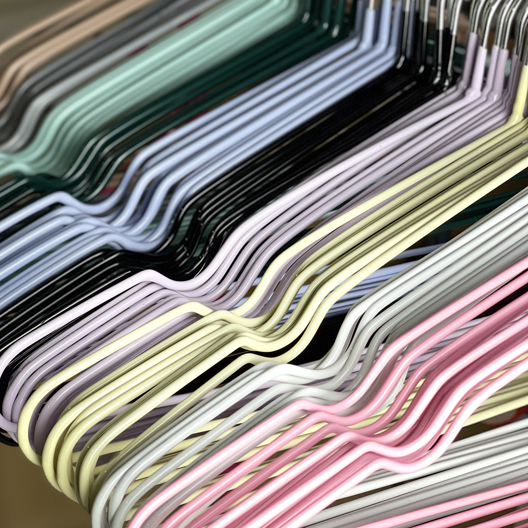 👕👖ไม้แขวนผ้า👖🧥ไม้แขวนเสื้อ เคลือบซิลิโคน กันผ้าลื่น ขนาด 40cm*20cm📌สุ่มคละสี พร้อมส่ง Ohwowshop ไม้แขวนเสื้อสแตนเลส ไม้แขวน แข็งแรงทนทาน