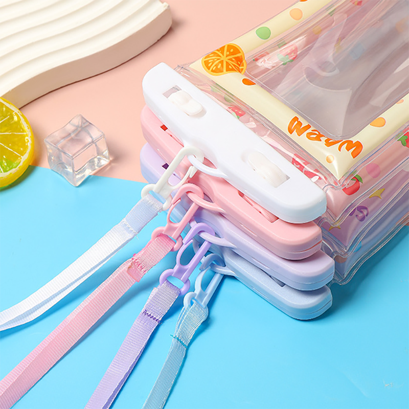 💦📞ซองกันน้ำมือถือลายการ์ตูน💦ขอบกันกระแทก🧡ขนาดใหญ่"พิเศษ"ใส่กับโทรศัพท์ทุกรุ่น💙ฟรีสายคล้องคอ ทัชสกรีนได้✅พร้อมในไทย กันน้ำ ซอง ซองโทรศัพท์กันน้ำ เล่นสงกรานต์