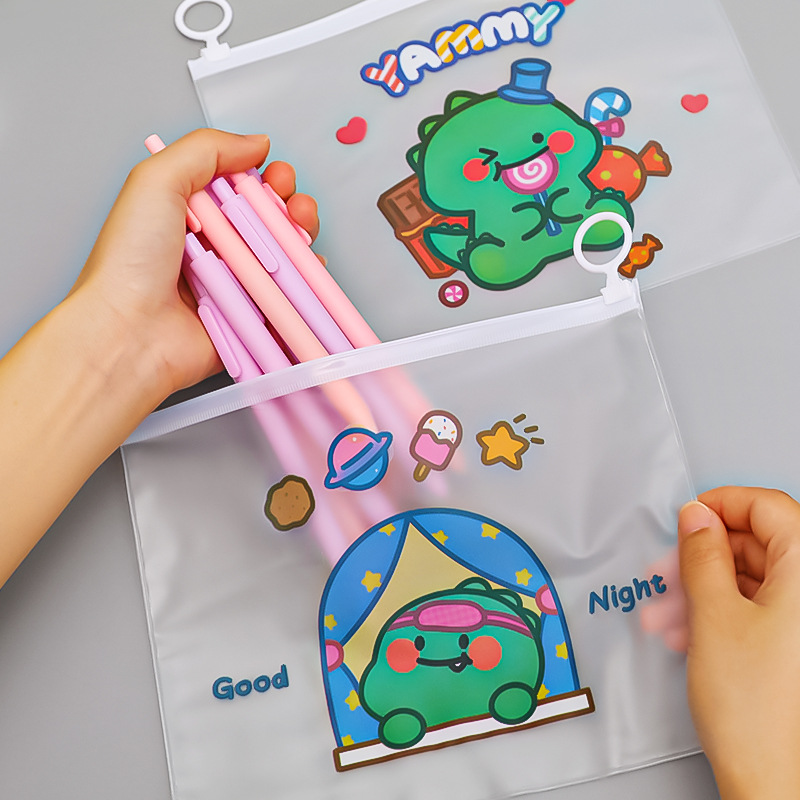 ⭐กระเป๋าใส่เครื่องเขียน A5 คอสตูม มินิไดโน 21x17 เริ่มที่ 4 บาท/ชิ้น📌เลือกลาย ✔️พร้อมส่ง Ohwowshop ซองใส่เครื่องเขียน ซอง เครื่องเขียน