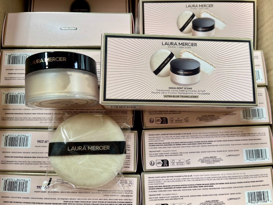 Laura Mercier Indulgent Icons Translucent Loose Setting Powder 29 g.. and Velour Puff Set (Limited Edition)