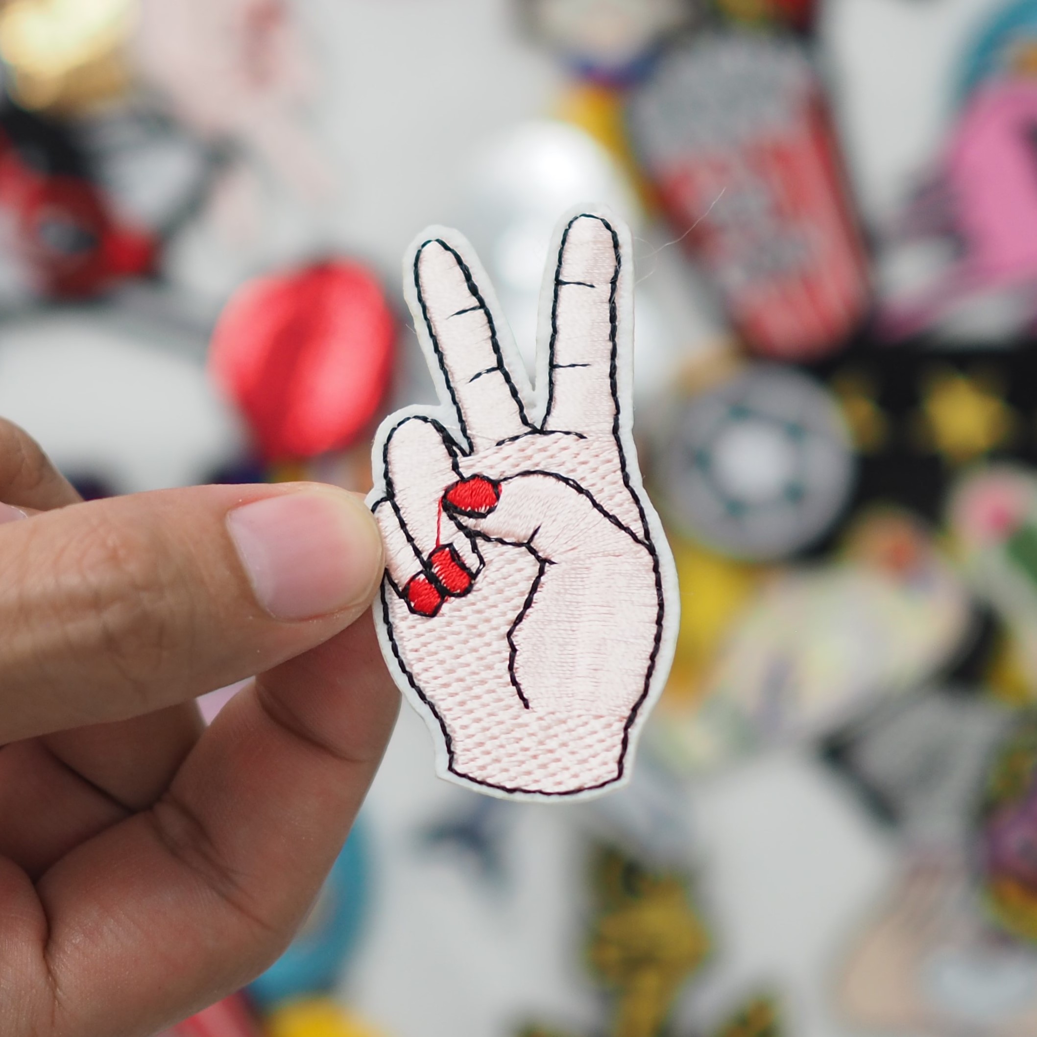 ตัวรีดติดเสื้อชูสองนิ้ว