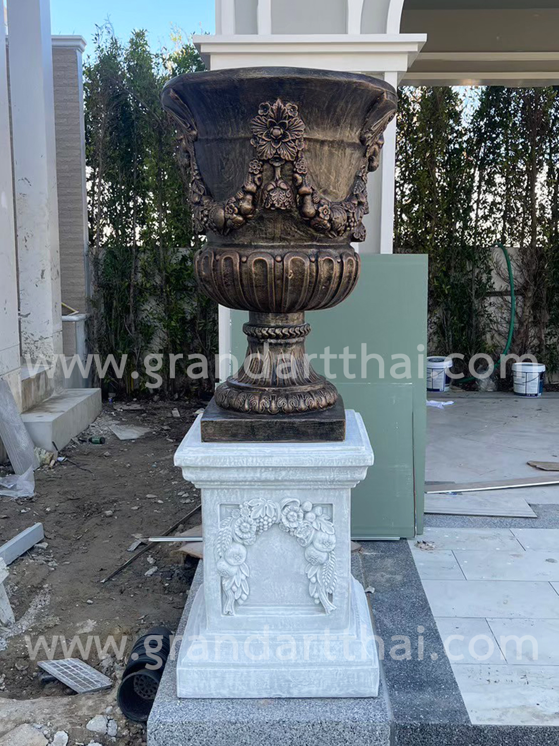 แท่นลายพวงผลไม้ใหญ่