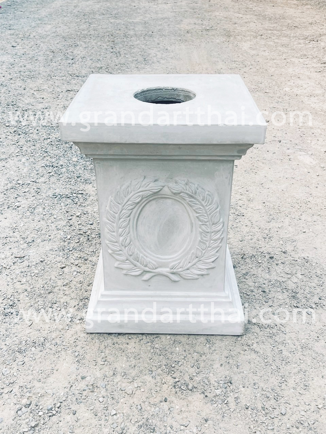 แท่นเหลี่ยมลายช่อมะกอกเล็ก