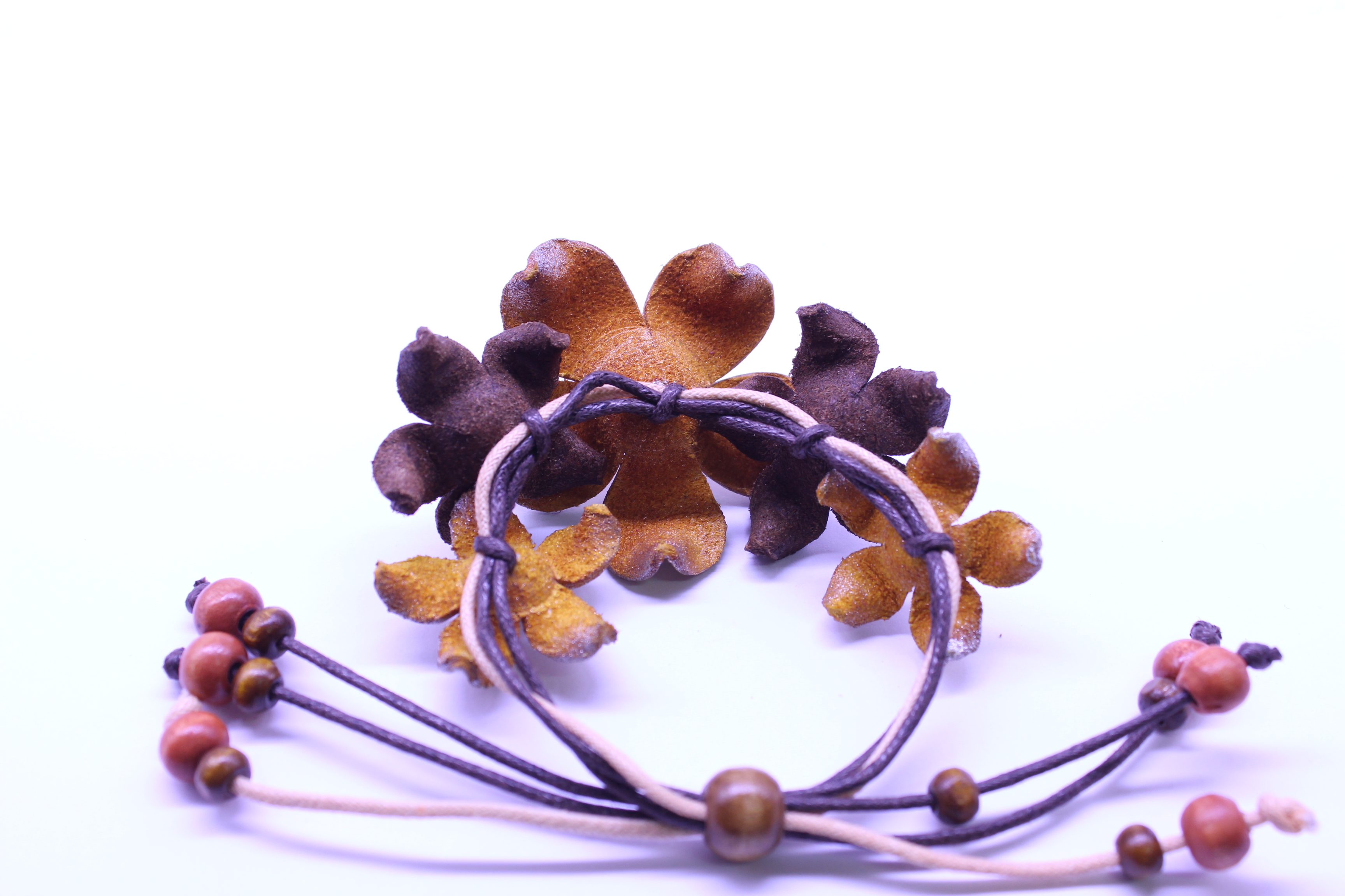 สร้อยข้อมือดอกบีบ5ดอกหนังแท้ทำมือ สายค็อตตอนลูกปัดไม้