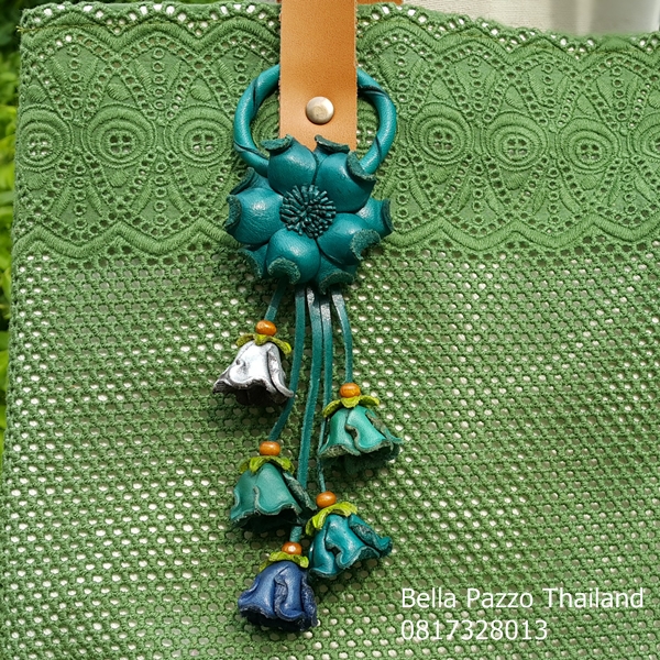 ที่แขวนกระเป๋าดอกจานดัดขอบพู่กระเจี๊ยบ หนังแท้ ทำมือ แฮนด์เมด leather flower, handmade, bag charm