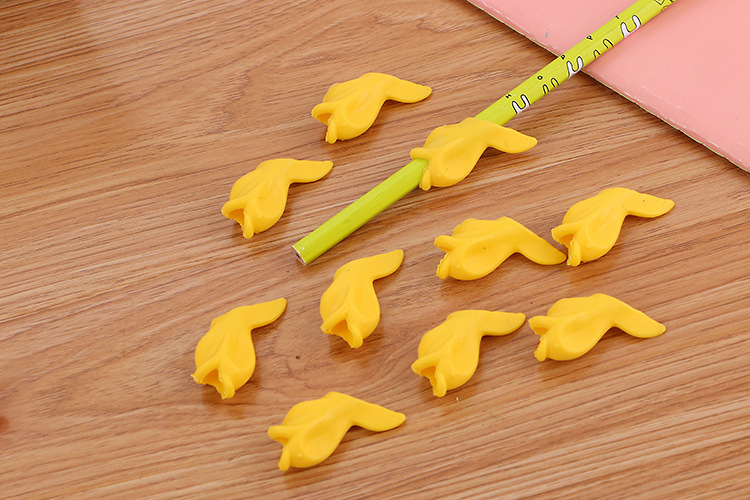 ปลอกจับดินสอ รูปปลา ชิ้นละ 1 บาท มี 2 สี (สุ่มสี) ✔️พร้อมส่ง Ohwowshop