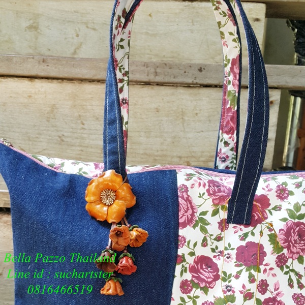 พวงกุญแจและที่แขวนกระเป๋าดอกกุหลาบป่าหนังแท้แฮนด์เมด ห้อยพวงกระเจี๊ยบ