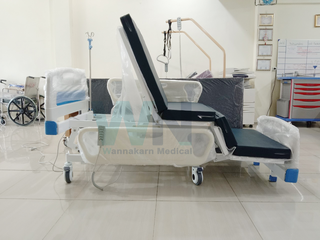 Medical Bed MK-E-02 เตียงผู้ป่วยปรับไฟฟ้า 3 ฟังก์ชั่น ราวปีกนก