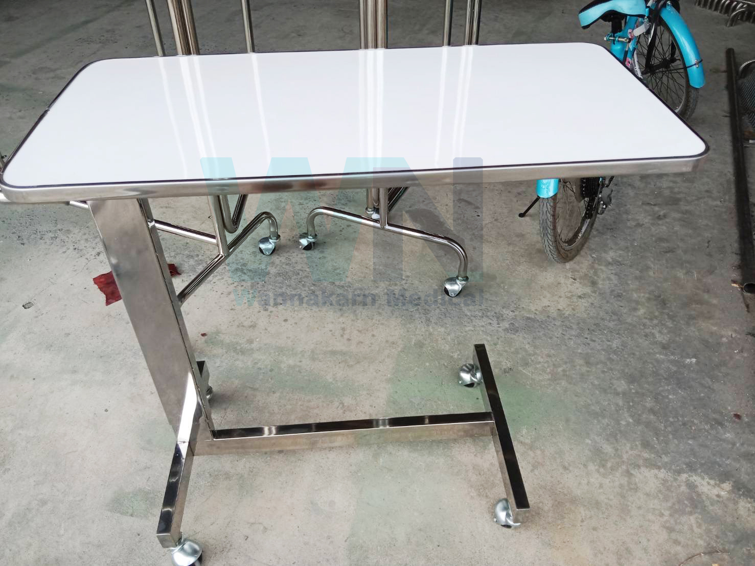 โต๊ะคร่อมเตียงปรับระดับได้ งานสแตนเลส มือหมุน หน้าโต๊ะสีขาว