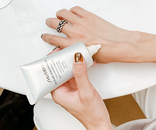 Shiseido Future Solution LX Universal Defense SPF50 50 ml.