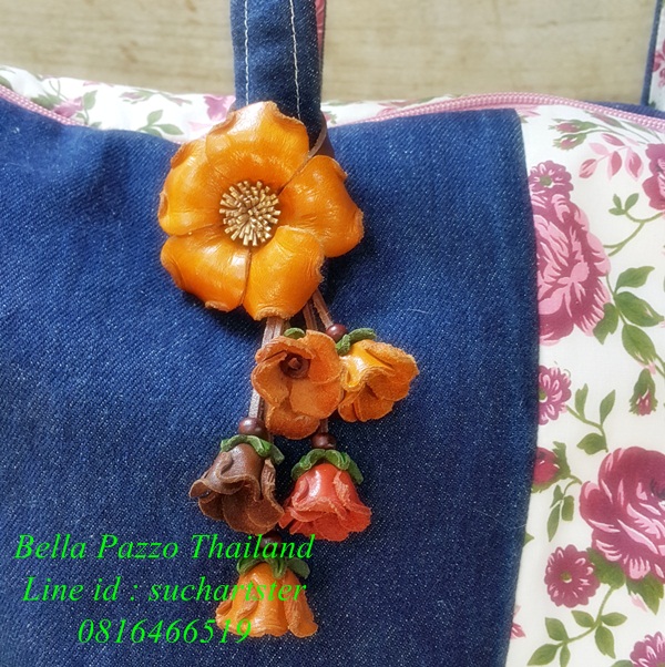 พวงกุญแจและที่แขวนกระเป๋าดอกกุหลาบป่าหนังแท้แฮนด์เมด ห้อยพวงกระเจี๊ยบ