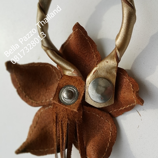 ที่แขวนกระเป๋าดอก 5 แฉกบีบปลาย พู่กระเจี๊ยบและใบ หนังแท้ ทำมือ แฮนด์เมด leather flower, handmade, bag charm