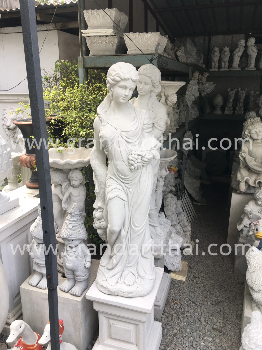 เทพีลอว์เรนซ์ถือผลไม้