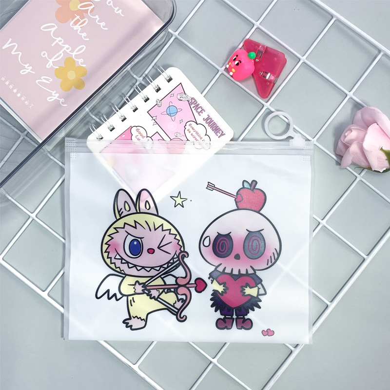 ⭐🎒ซองซิปพลาสติก A5⭐🐻 การ์ตูน LABUBU 21.5x17ซม📌เลือกลาย✔️พร้อมส่งในไทย เครื่องเขียน กระเป๋า กระเป๋าดินสอ