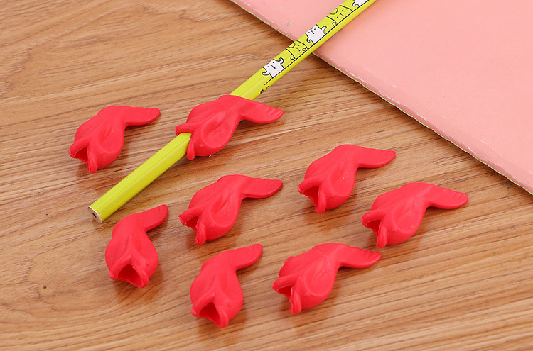 ปลอกจับดินสอ รูปปลา ชิ้นละ 1 บาท มี 2 สี (สุ่มสี) ✔️พร้อมส่ง Ohwowshop