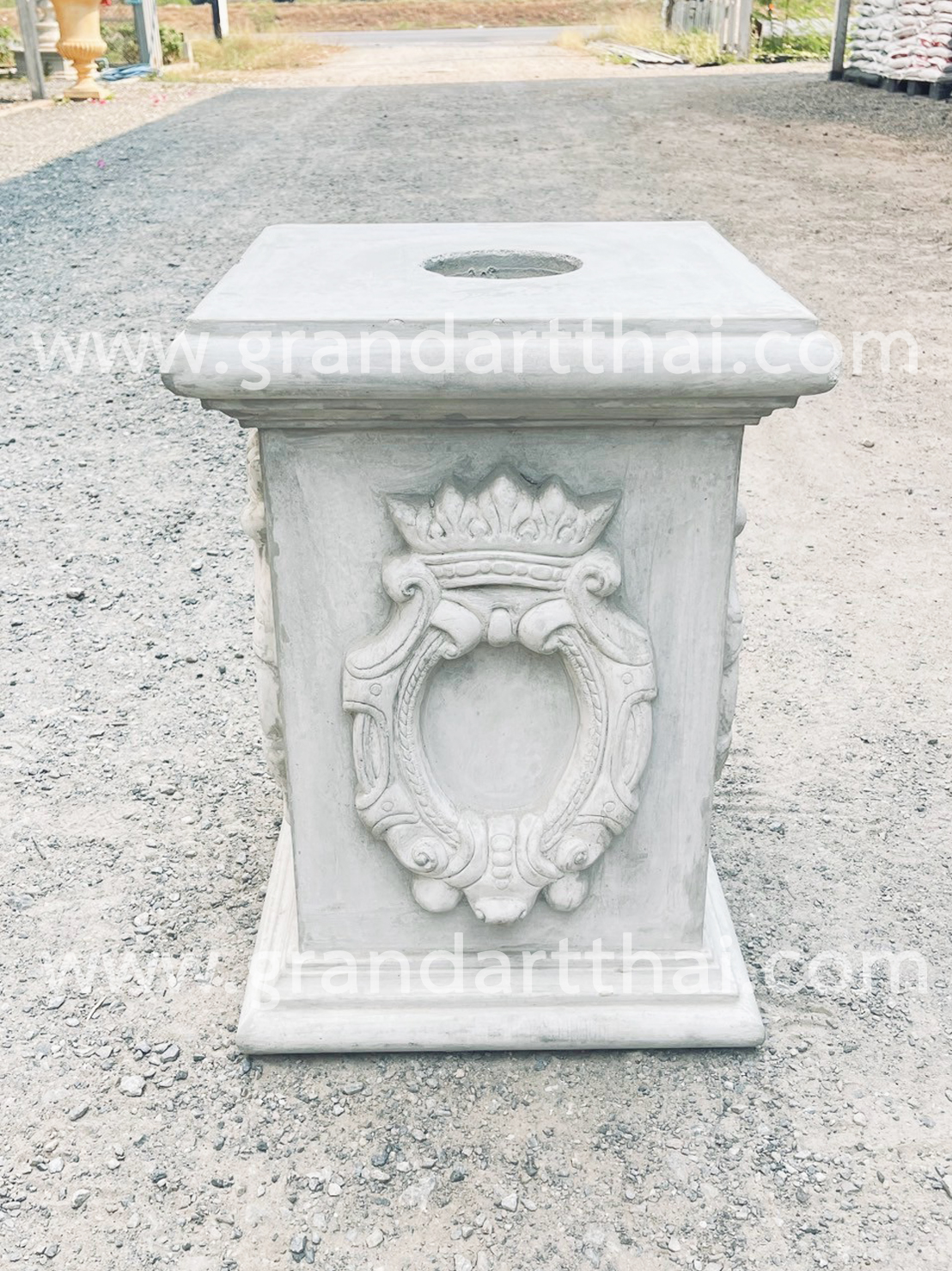 แท่นเหลี่ยมลายมงกุฎ