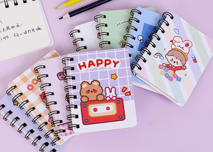 🌈สมุดบันทึกเล็กสันห่วง Happy cartoon 10.5x8cm เล่มละ 8 บาท(🤔สินค้าสุ่มตามแบบ)✔️พร้อมส่ง Ohwowshop เครื่องเขียน กระดาษ