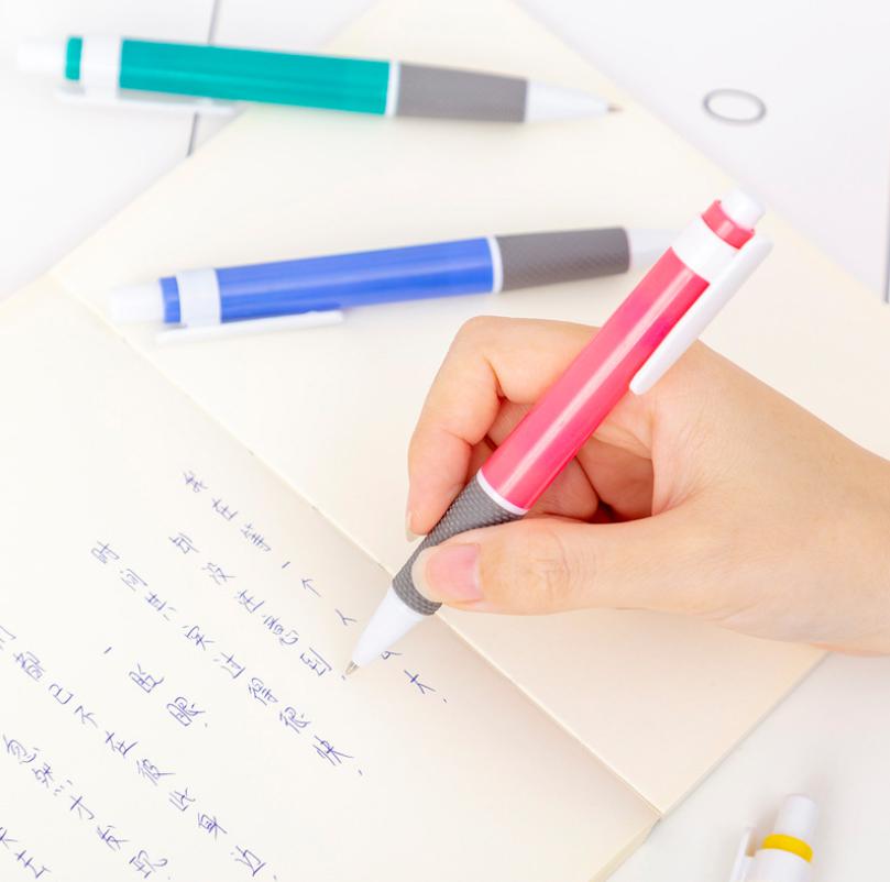 ปากกาลูกลื่นด้ามยางหลากสี ไส้สีน้ำเงิน 0.5 ด้ามละ 3 บาท ✔️พร้อมส่ง (🎲สุ่มลาย) Ohwowshop เครื่องเขียน