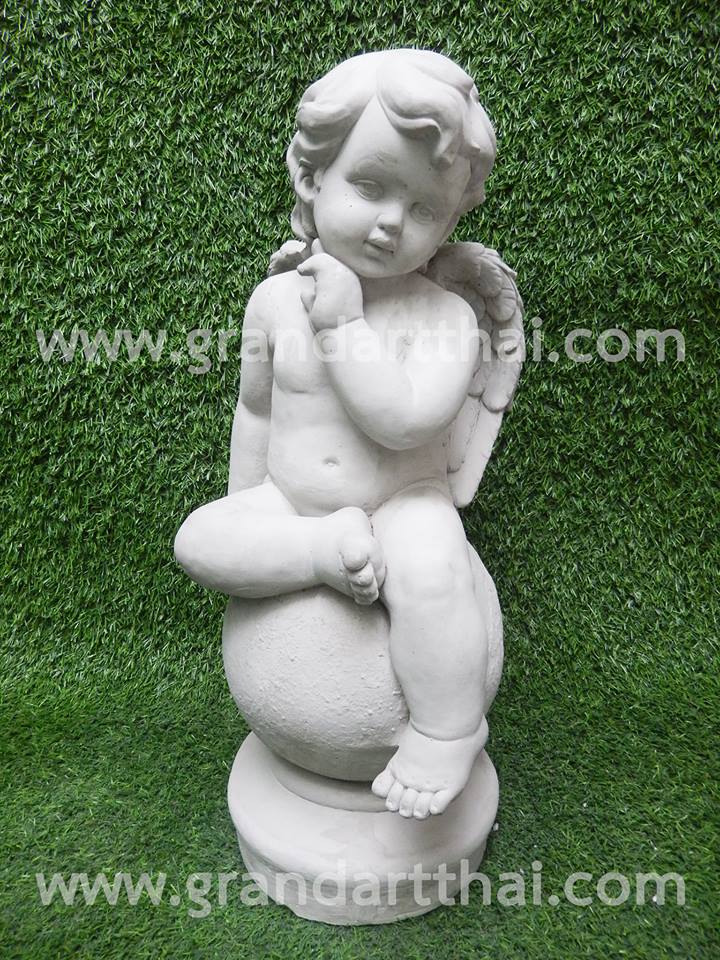 กามเทพเท่ห์นั่งลูกโลก