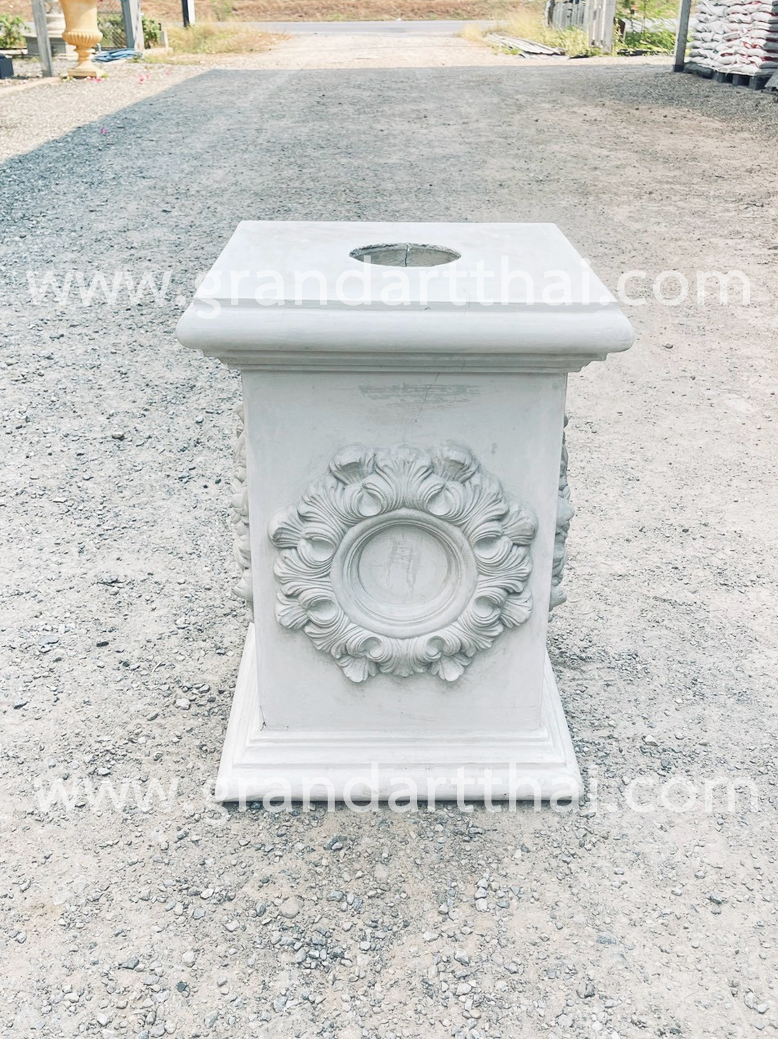 แท่นเหลี่ยมลายใบผักกาดกลม