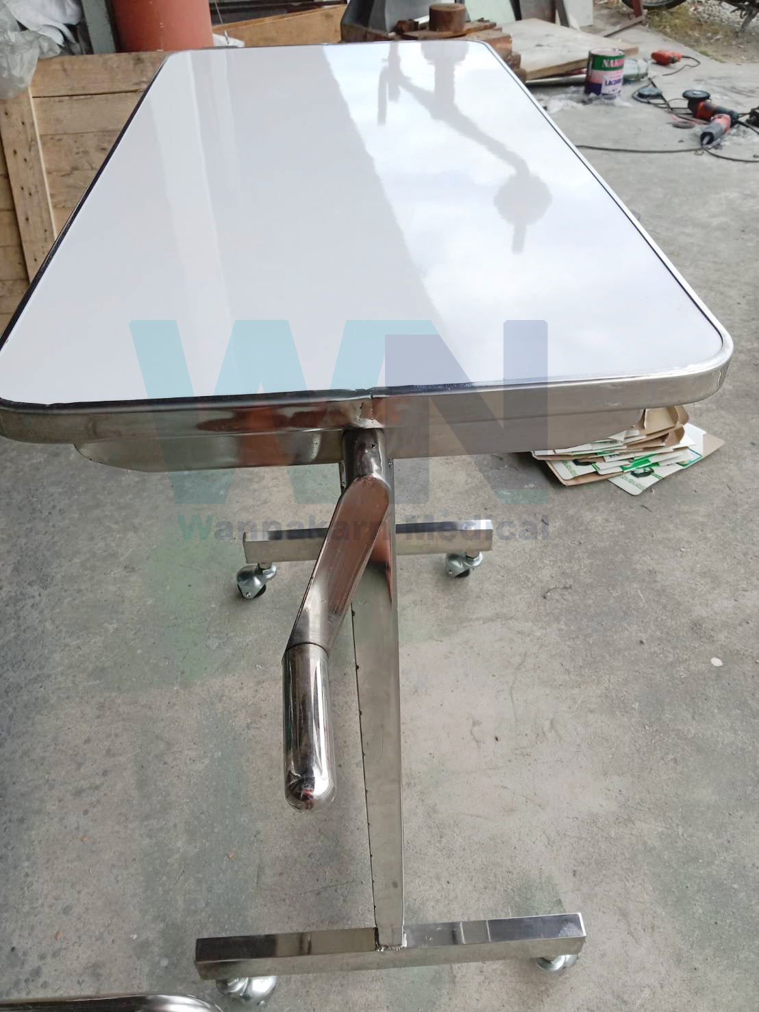 โต๊ะคร่อมเตียงปรับระดับได้ งานสแตนเลส มือหมุน หน้าโต๊ะสีขาว