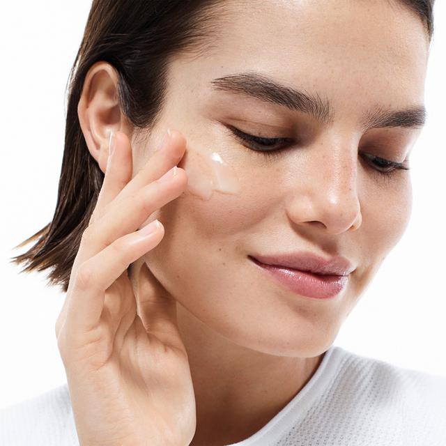 Clinique Even Better Clinical Radical Dark Spot Corrector + Interrupter 100 ml.