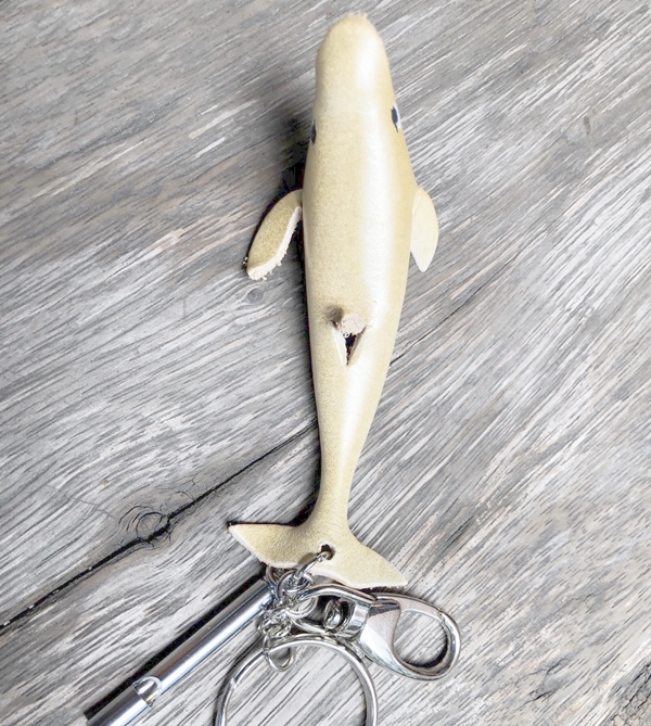 พวงกุญแจปลาโลมา+นกหวีด หนังแท้ ทำมือ