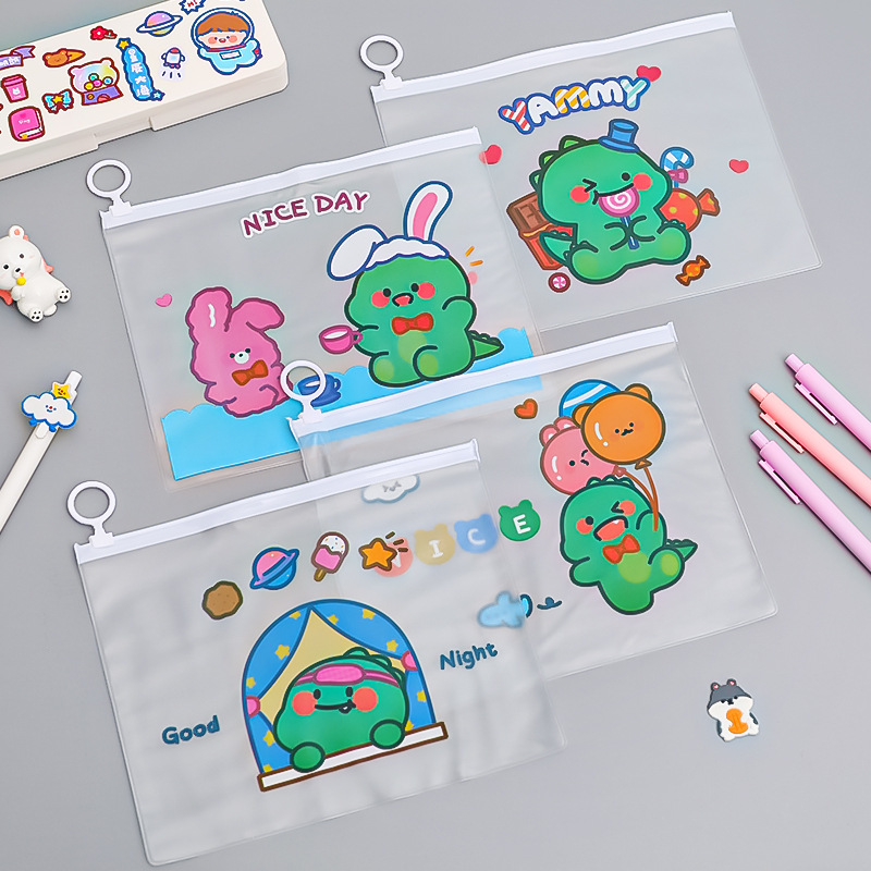 ⭐กระเป๋าใส่เครื่องเขียน A5 คอสตูม มินิไดโน 21x17 เริ่มที่ 4 บาท/ชิ้น📌เลือกลาย ✔️พร้อมส่ง Ohwowshop ซองใส่เครื่องเขียน ซอง เครื่องเขียน
