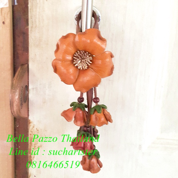 พวงกุญแจและที่แขวนกระเป๋าดอกกุหลาบป่าหนังแท้แฮนด์เมด ห้อยพวงกระเจี๊ยบ