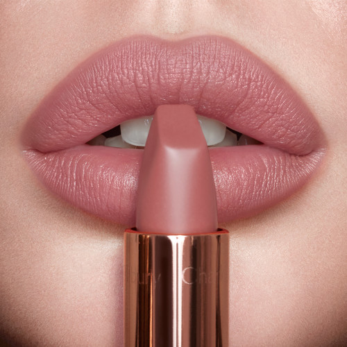 Charlotte Tilbury Matte Revolution Lipstick 1.1 g. #Walk of No Shame