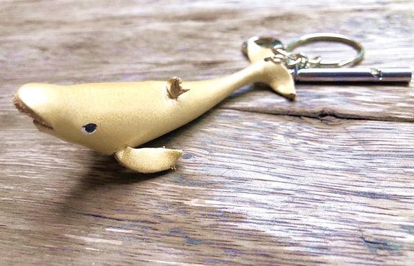 พวงกุญแจปลาโลมา+นกหวีด หนังแท้ ทำมือ