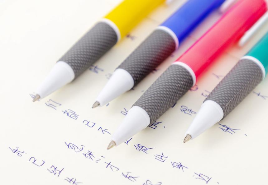 ปากกาลูกลื่นด้ามยางหลากสี ไส้สีน้ำเงิน 0.5 ด้ามละ 3 บาท ✔️พร้อมส่ง (🎲สุ่มลาย) Ohwowshop เครื่องเขียน