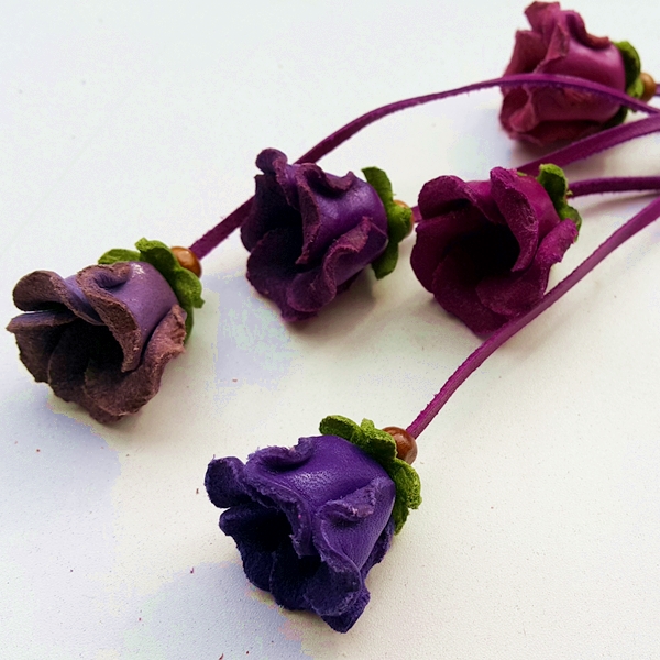 ที่แขวนกระเป๋าดอกจานดัดขอบพู่กระเจี๊ยบ หนังแท้ ทำมือ แฮนด์เมด leather flower, handmade, bag charm