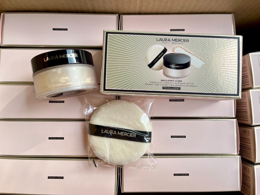 Laura Mercier Indulgent Icons Translucent Loose Setting Powder Ultra-Blur 20 g. and Velour Puff Set (Limited Edition)