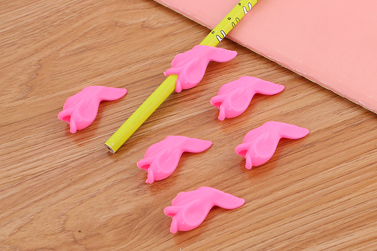 ปลอกจับดินสอ รูปปลา ชิ้นละ 1 บาท มี 2 สี (สุ่มสี) ✔️พร้อมส่ง Ohwowshop