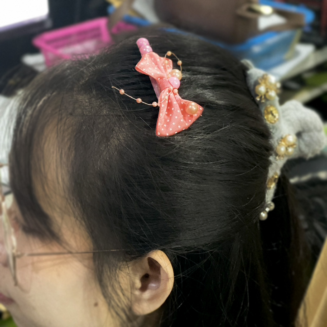 ✨หวีสับ หวีเสียบผมติดโบว์🧡แฟชั่นน่ารัก น้ำหนักเบา ไม่เจ็บศีรษะ📌สุ่มคละลาย✅พร้อมส่งในไทย ดีไซน์โบว์น่ารัก สีสันสดใส