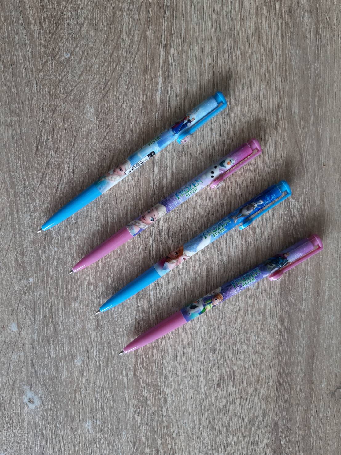 สั่ง4แท่งได้ยกแพ็ค*ปากกากดแฟนซี ซีรีส์ โฟรเซ่น ไส้สีน้ำเงิน หัวเล็ก แท่งละ 9 บาท สุ่มลาย 📦✔️พร้อมส่ง เครื่องเขียน