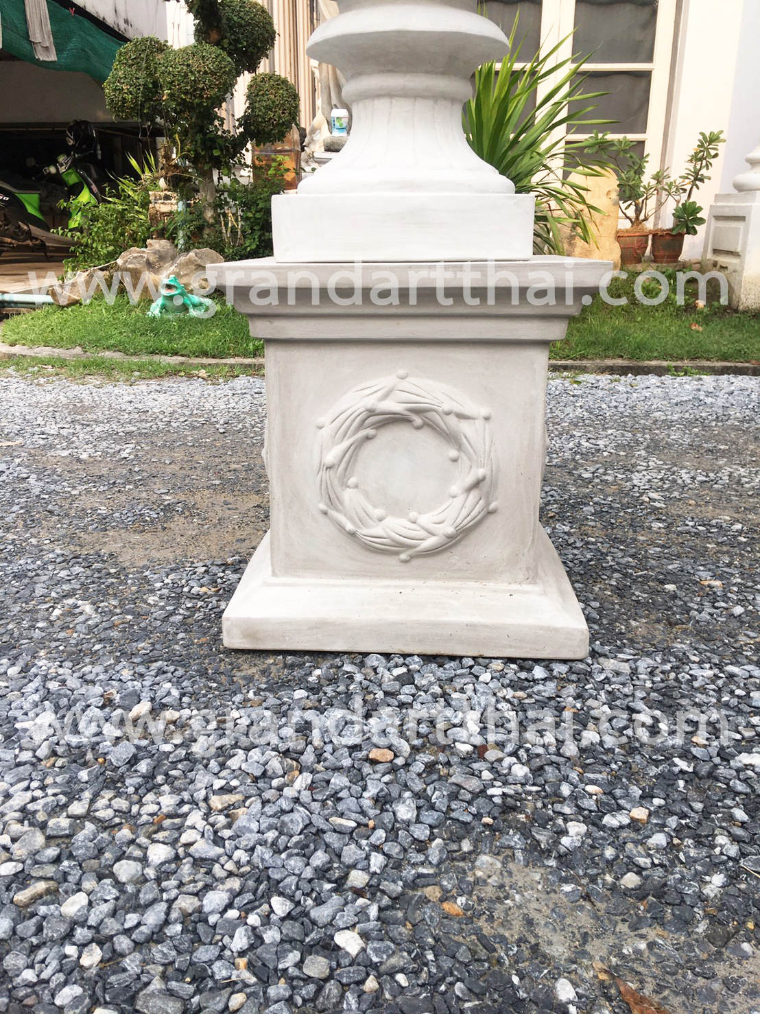 แท่นเหลี่ยมลายช่อมะกอกกลาง