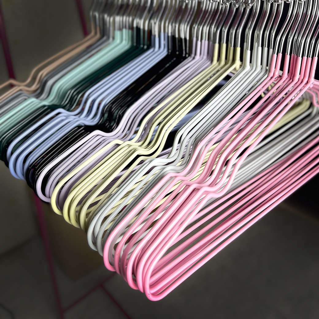 👕👖ไม้แขวนผ้า👖🧥ไม้แขวนเสื้อ เคลือบซิลิโคน กันผ้าลื่น ขนาด 40cm*20cm📌สุ่มคละสี พร้อมส่ง Ohwowshop ไม้แขวนเสื้อสแตนเลส ไม้แขวน แข็งแรงทนทาน