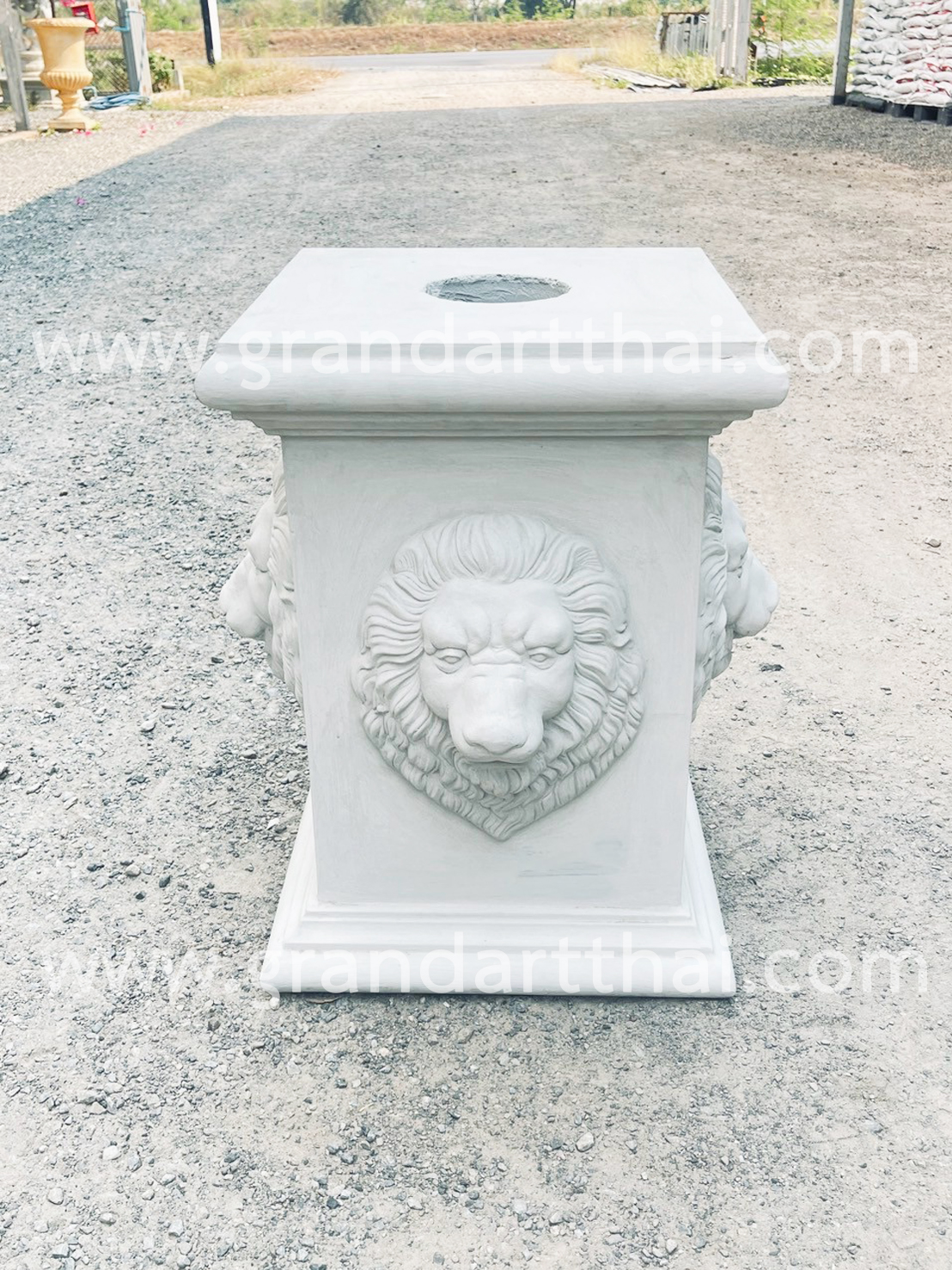 แท่นเหลี่ยมลายหน้าสิงห์