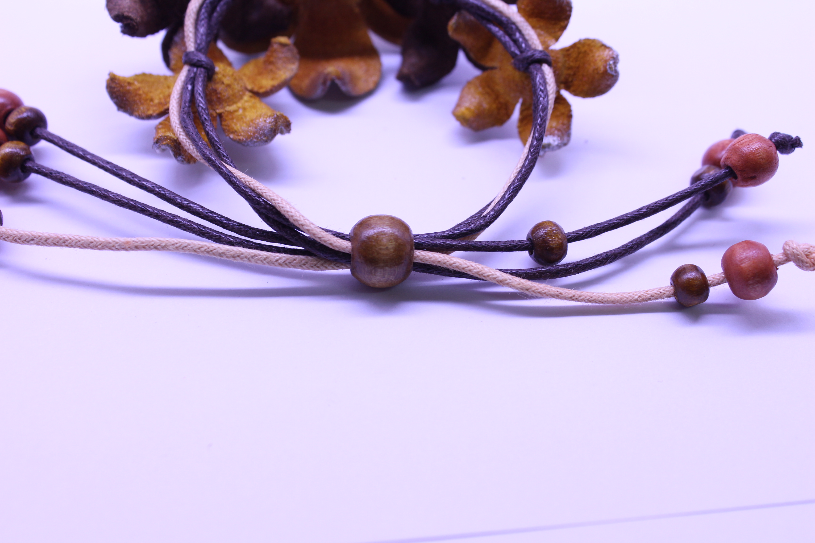 สร้อยข้อมือดอกบีบ5ดอกหนังแท้ทำมือ สายค็อตตอนลูกปัดไม้