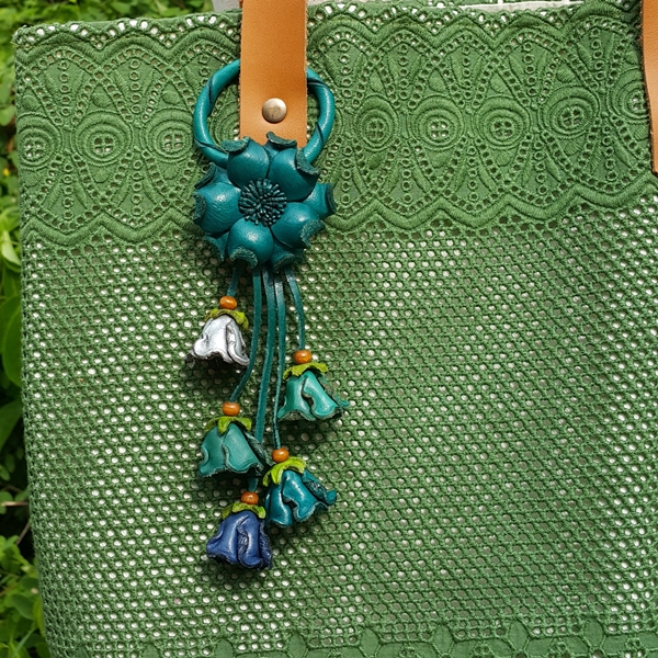 ที่แขวนกระเป๋าดอกจานดัดขอบพู่กระเจี๊ยบ หนังแท้ ทำมือ แฮนด์เมด leather flower, handmade, bag charm