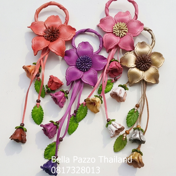 ที่แขวนกระเป๋าดอก 5 แฉกบีบปลาย พู่กระเจี๊ยบและใบ หนังแท้ ทำมือ แฮนด์เมด leather flower, handmade, bag charm