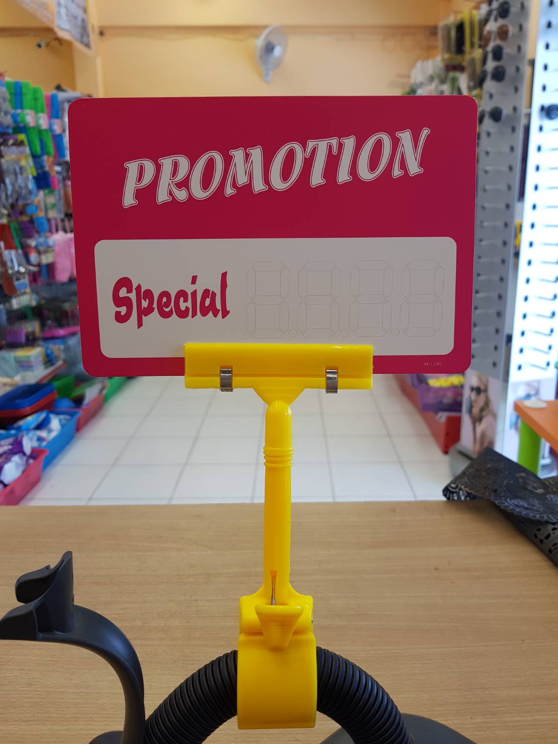 ตัวหนีบป้ายราคา และโฆษณา [คละสี] ชิ้นละ 10 บาท Ohwowshop