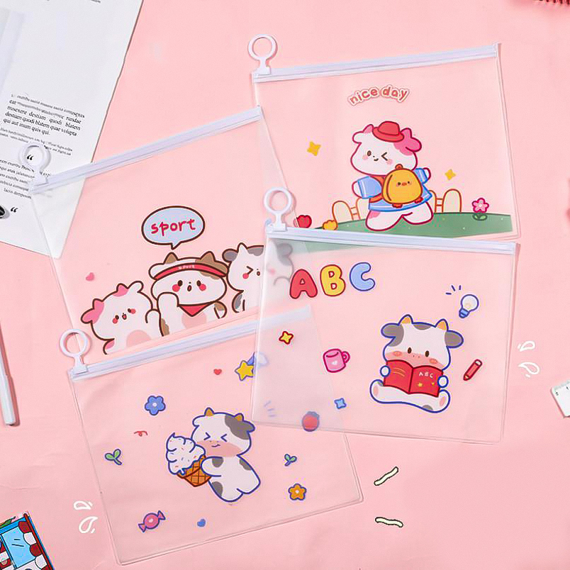 🌈กระเป๋าใส่เครื่องเขียน A5 ลายวัว Pretty Bag ราคา 4 บาท/ชิ้น (เลือกลาย)✔️พร้อมส่ง Ohwowshop ซองใส่เครื่องเขียน ซอง เครื่องเขียน กระเป๋า กระเป๋าดินสอ