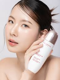 Clarins Bright Plus Essential Brightening Serum-In-Lotion 150 ml.