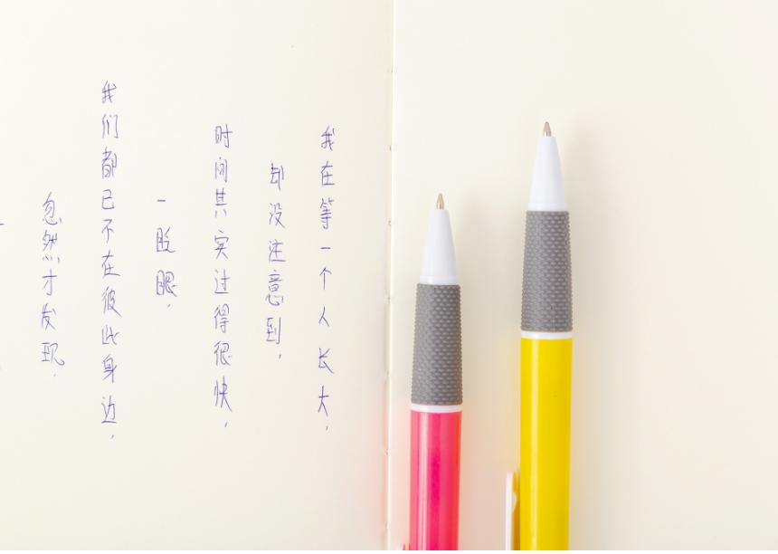 ปากกาลูกลื่นด้ามยางหลากสี ไส้สีน้ำเงิน 0.5 ด้ามละ 3 บาท ✔️พร้อมส่ง (🎲สุ่มลาย) Ohwowshop เครื่องเขียน